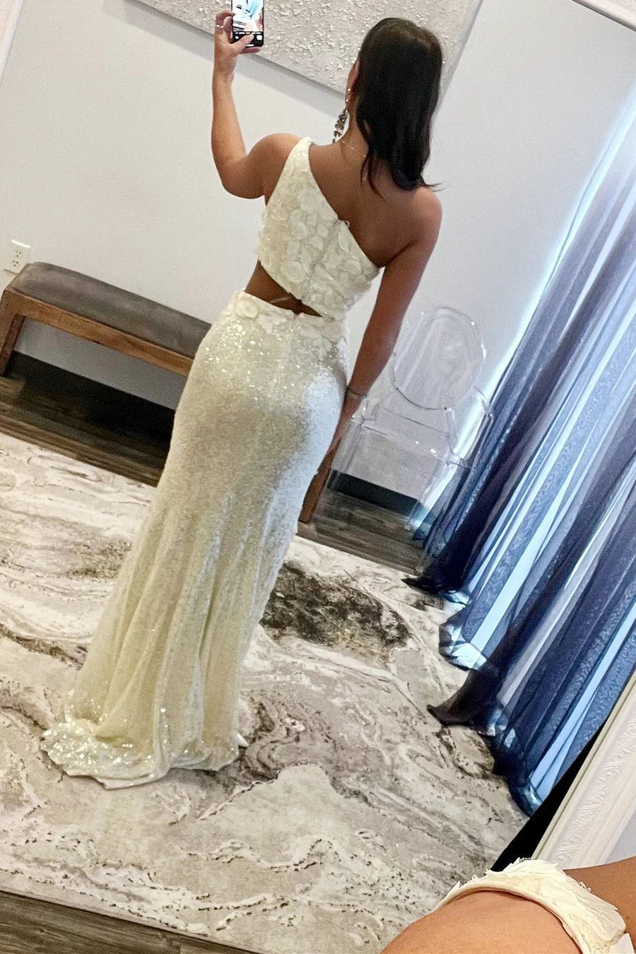Vestido de fiesta con lentejuelas y un solo hombro con apliques florales